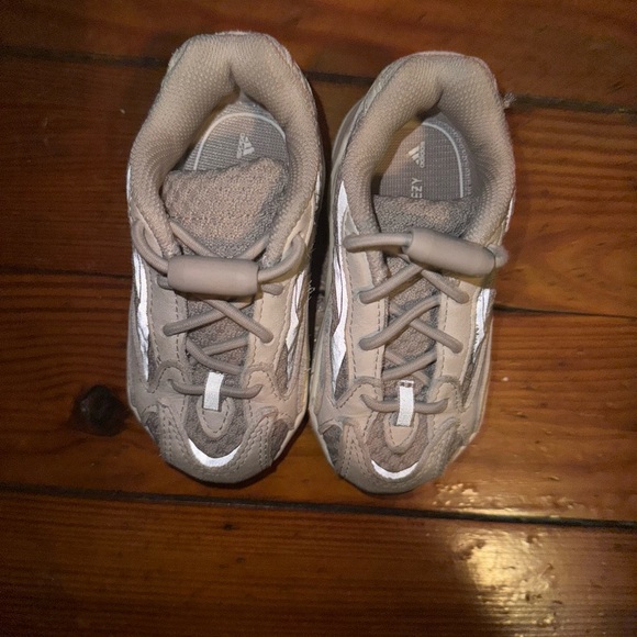 Yeezy Boost 700 V2 Infants ‘Static’ - Picture 2 of 4